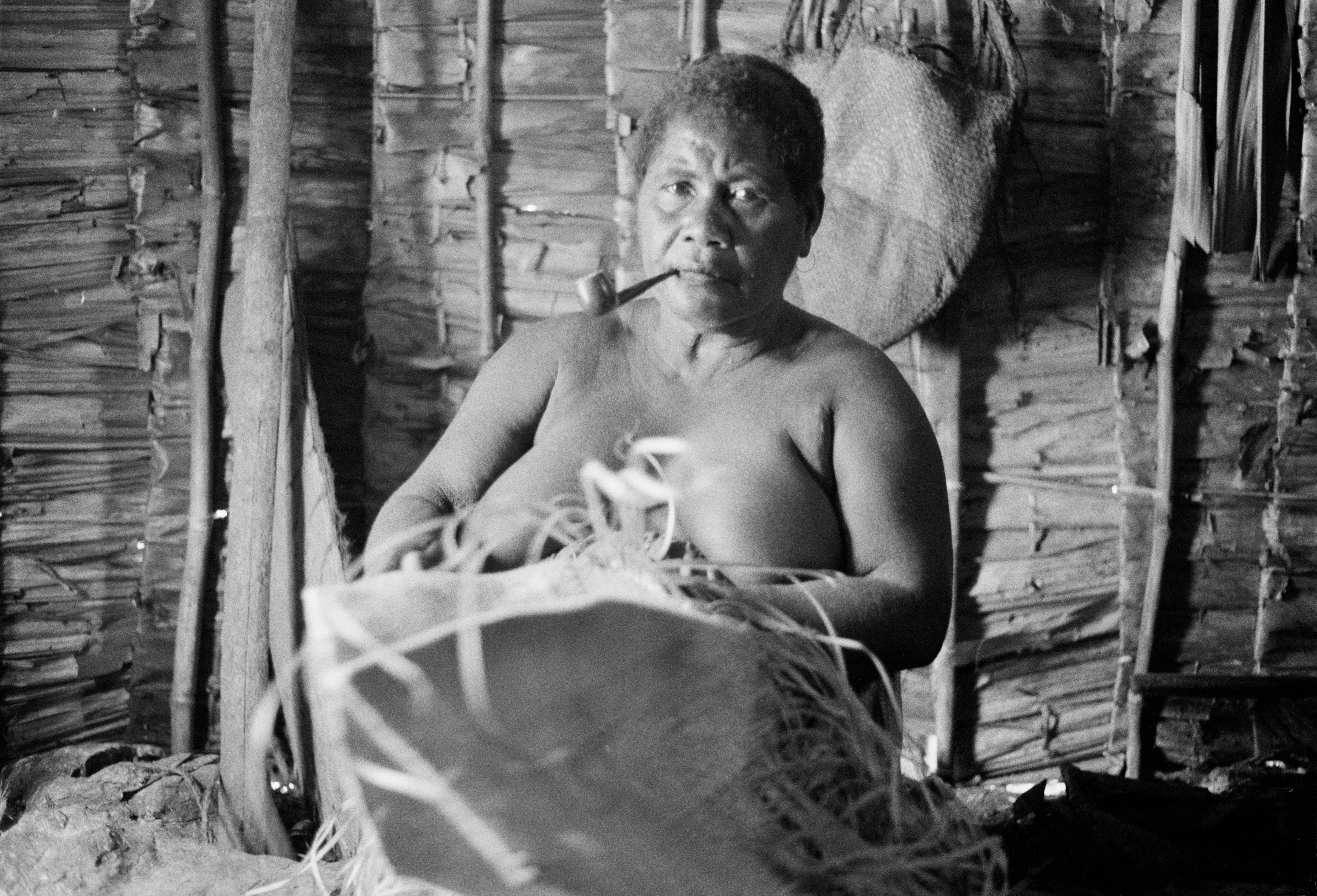 Solomon Is, Kwaio Woman Weaving Straw, 1982