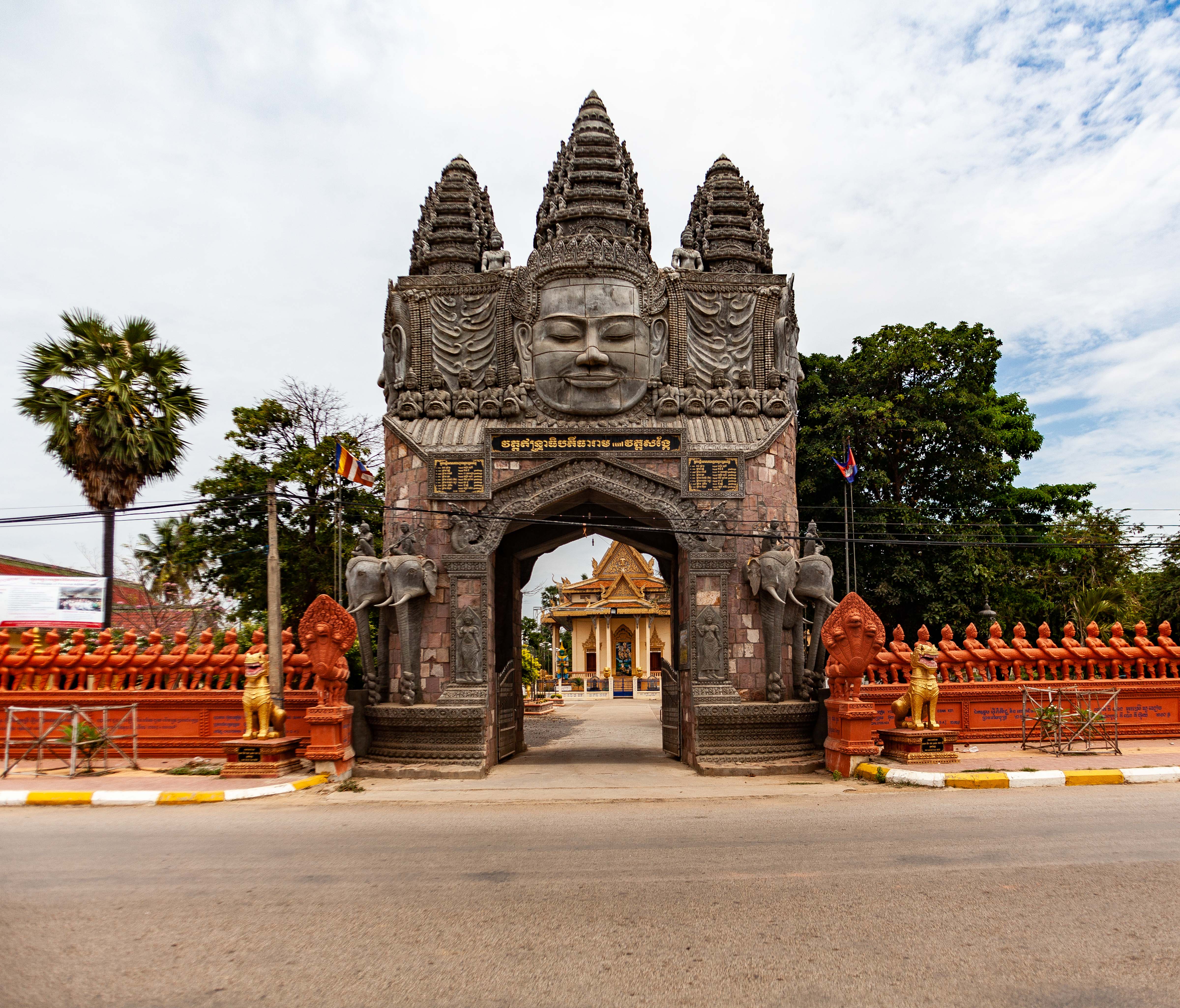 Cambodia, Baat Dambang Prov, Archway, 2009, IMG 9649
