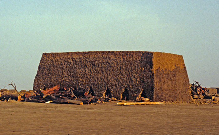 Chad, Structure On The Way To Bol, 1990