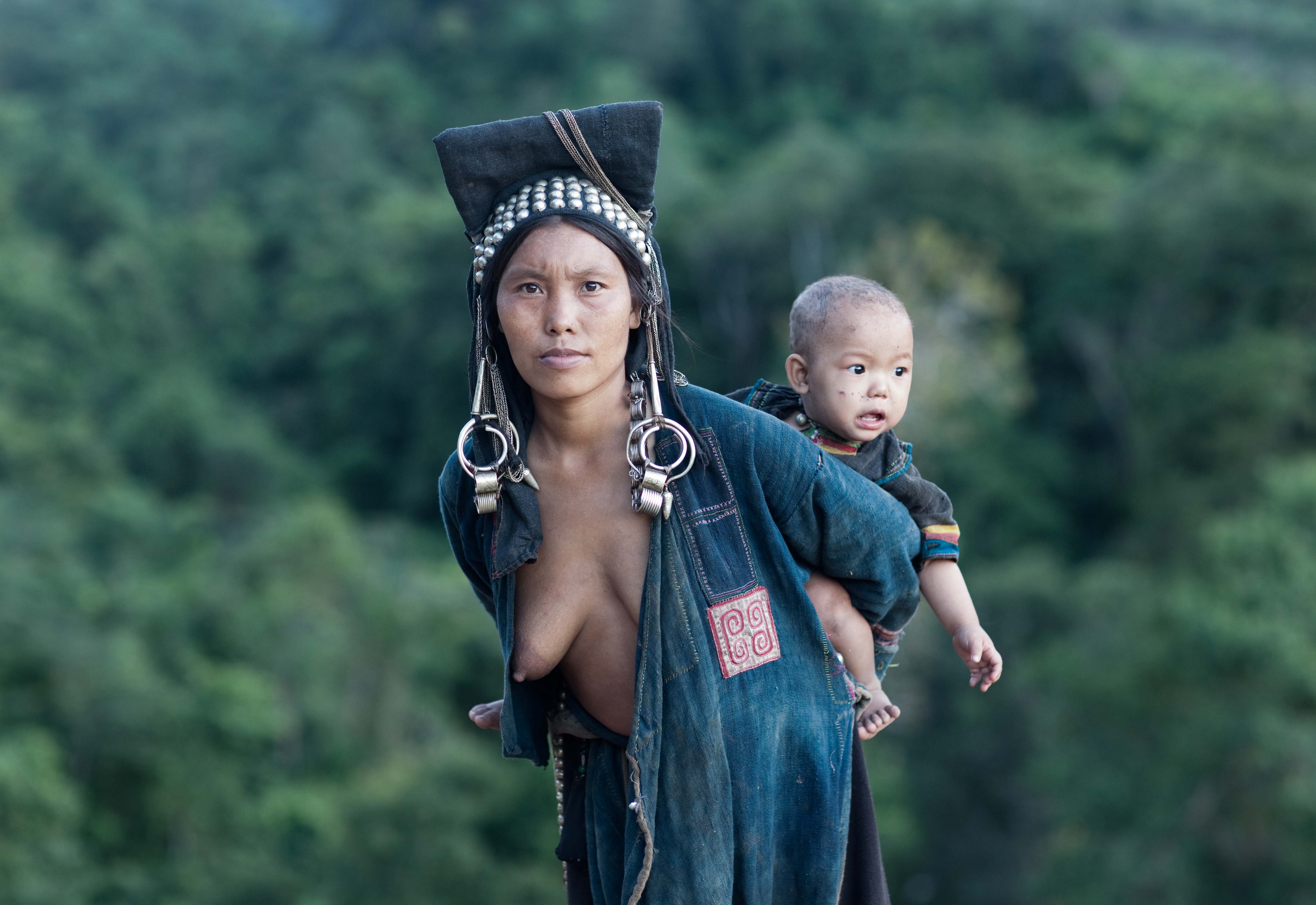 Laos, Phongsali Prov, Tribeswoman And Child, 2011, IMG 1153