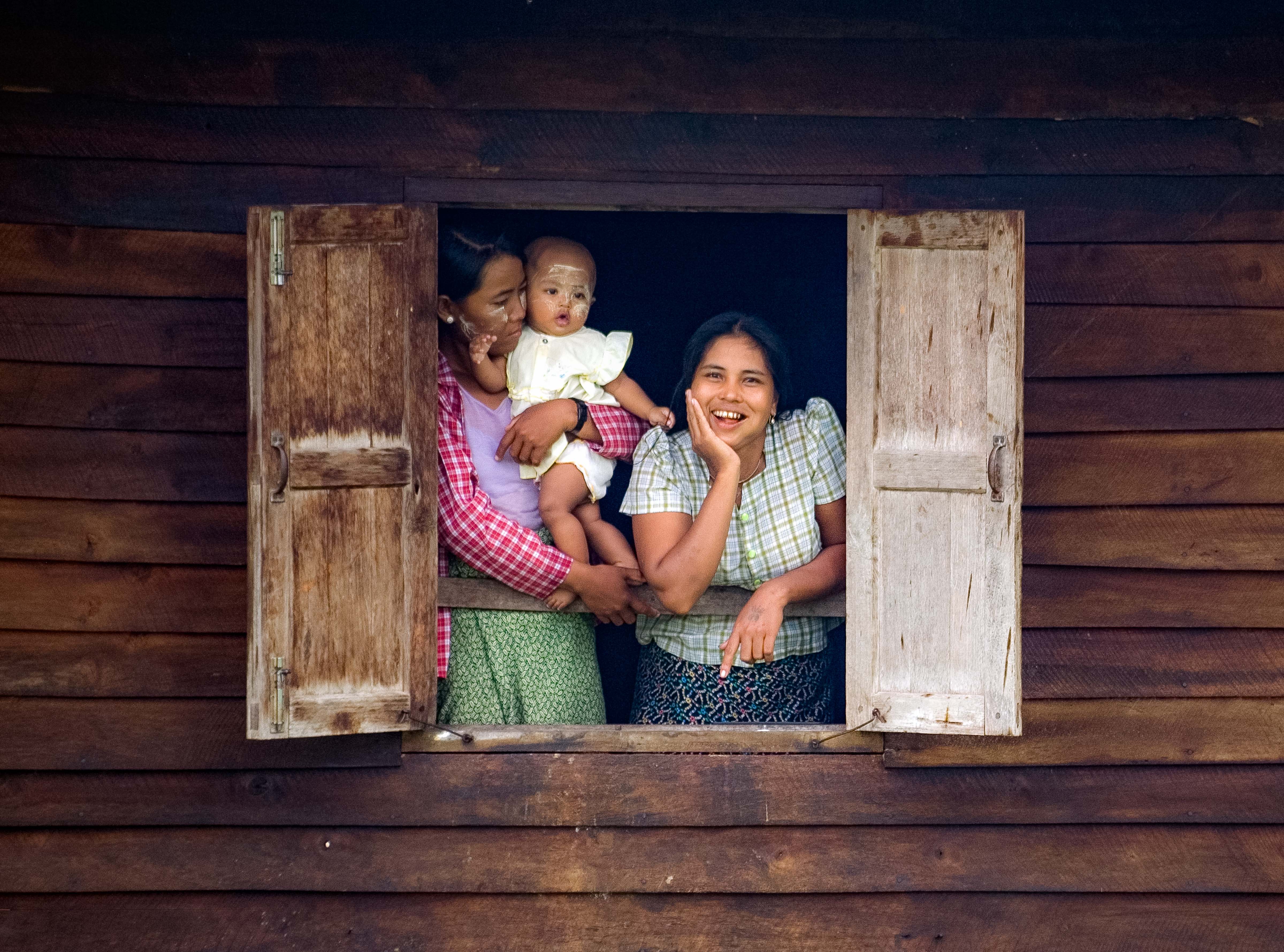 Myanmar, Ayeyarwady Prov, Family Window, 2009, IMG 0293