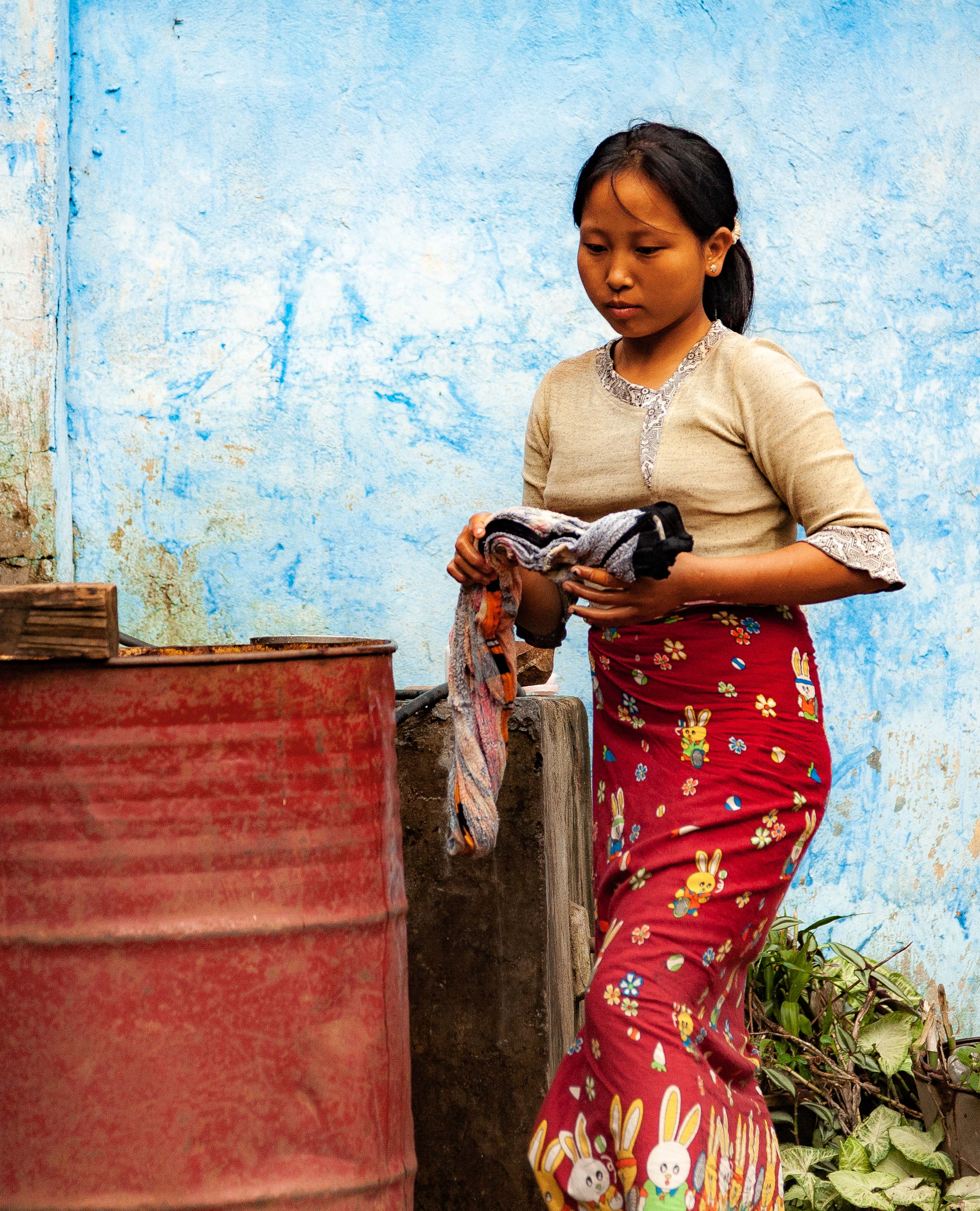 Myanmar, Shan Prov, Detail Girl Cleaning, 2009, IMG 4270