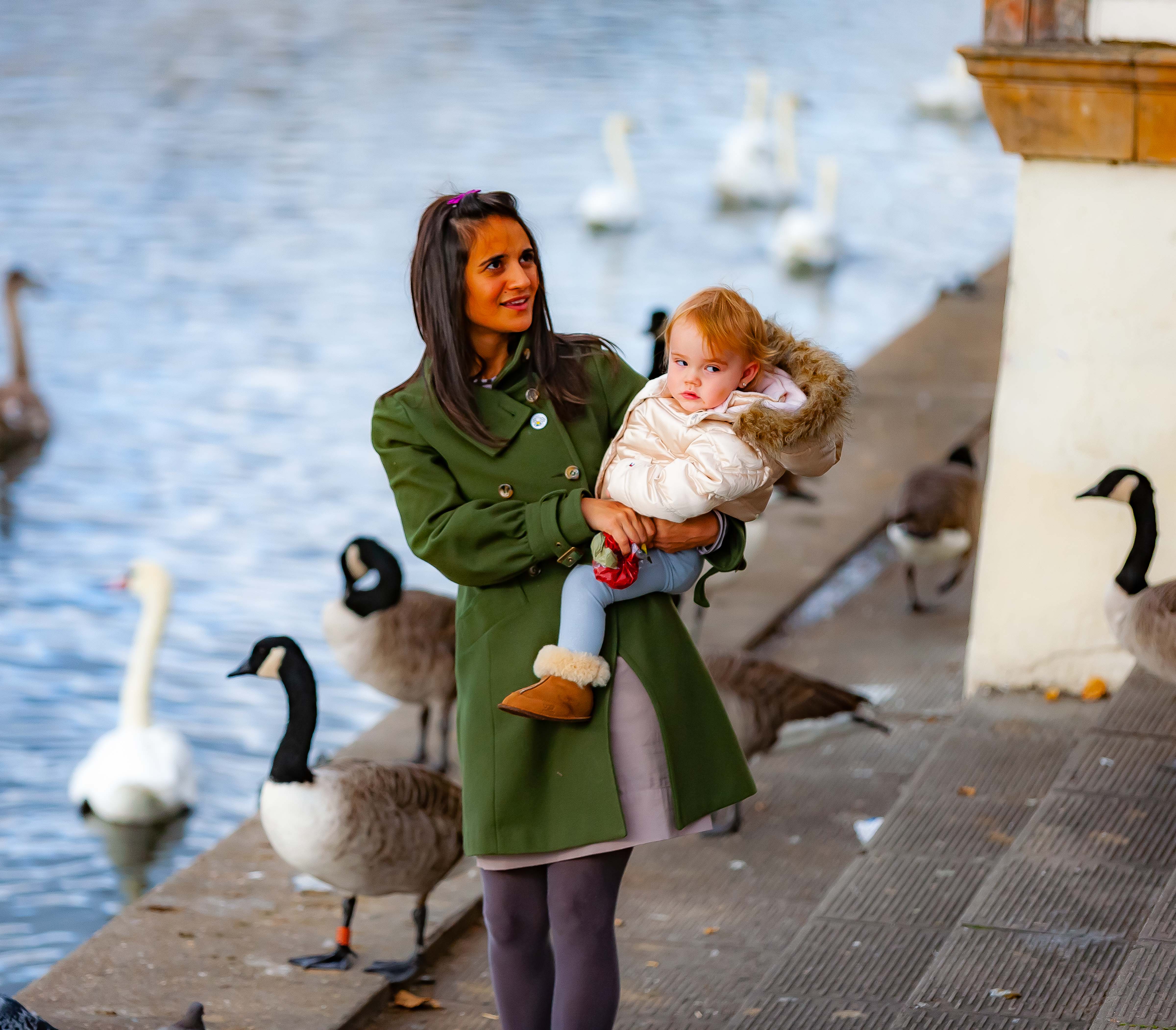 UK, Kingston upon Thames (London) Prov, Mother Child And Swans, 2009, IMG 3749